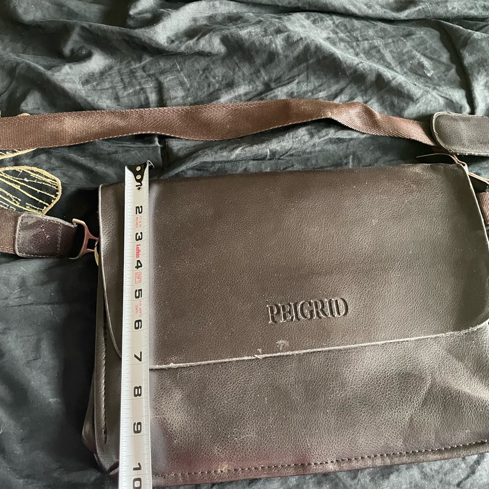 Small lap top bag. Zippers are very sturdy